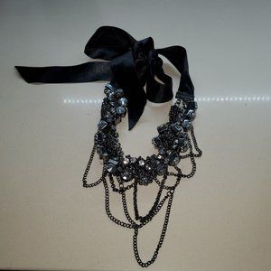 UNIQUE NECKLACE DETAILED WITH CLEAR STONES & CHAINS